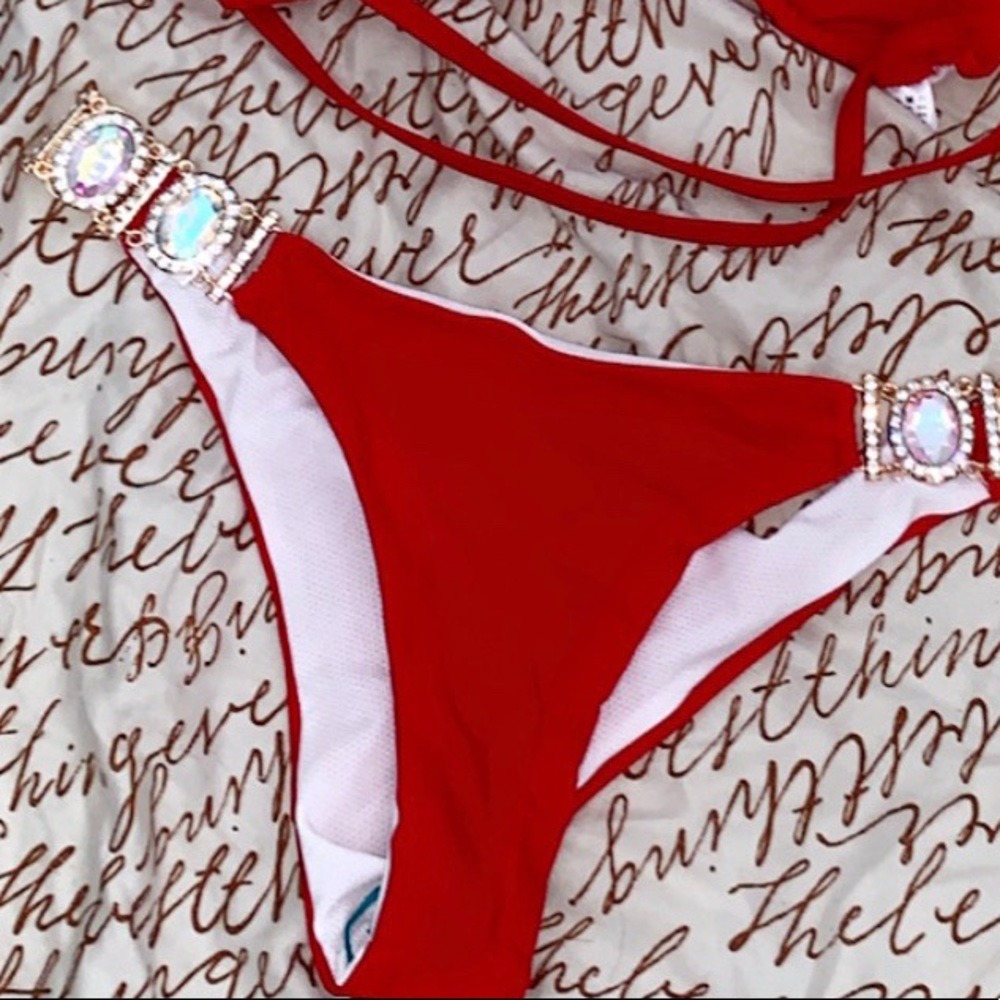 Red bikini - Picture 3 of 3